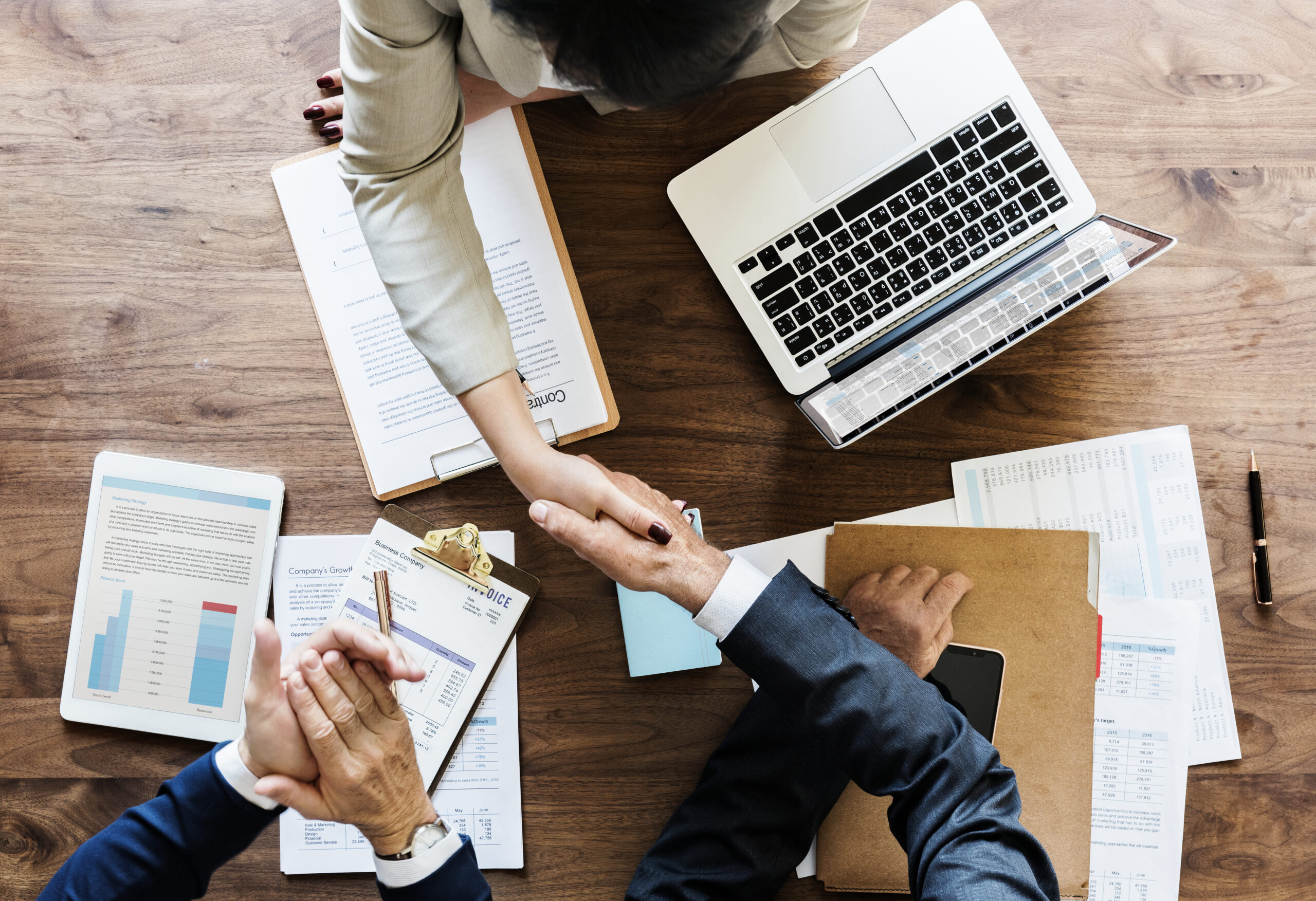Visual guide on choosing the right authority content, highlighting essential features and decision-making factors for businesses.